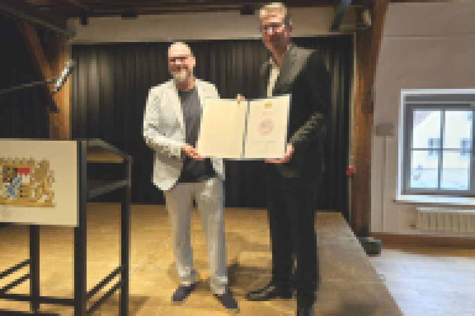 Auszeichnung: Matthis Lehmann erhält die Urkunde aus den Händen von Staatsminister für Wissenschaft und Kunst Markus Blume (Foto: LD/Koeffler)